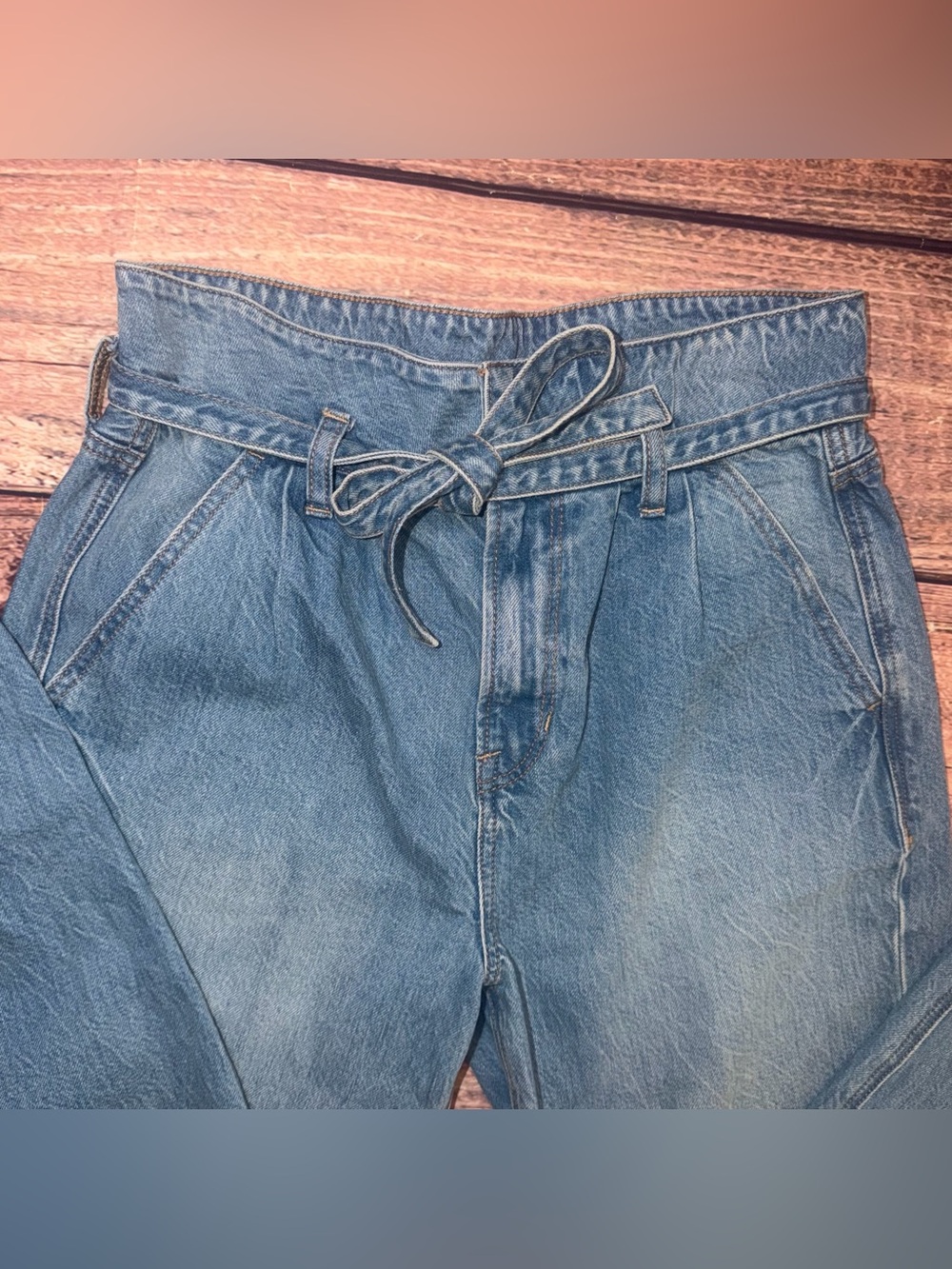 American Eagle High-Waisted Paperbag Mom Jeans. Size 4